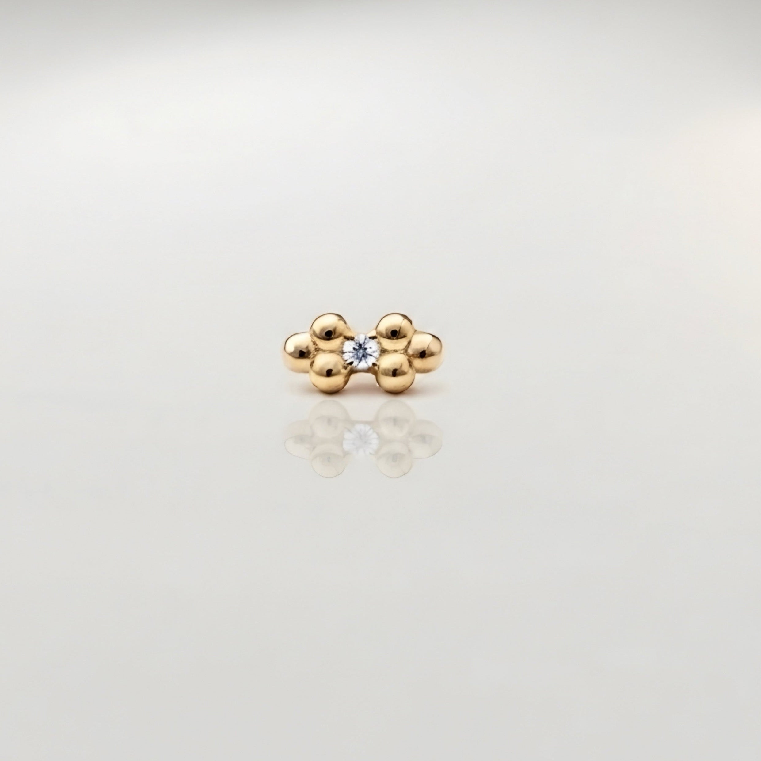 Yellow gold stud with diamond in the center