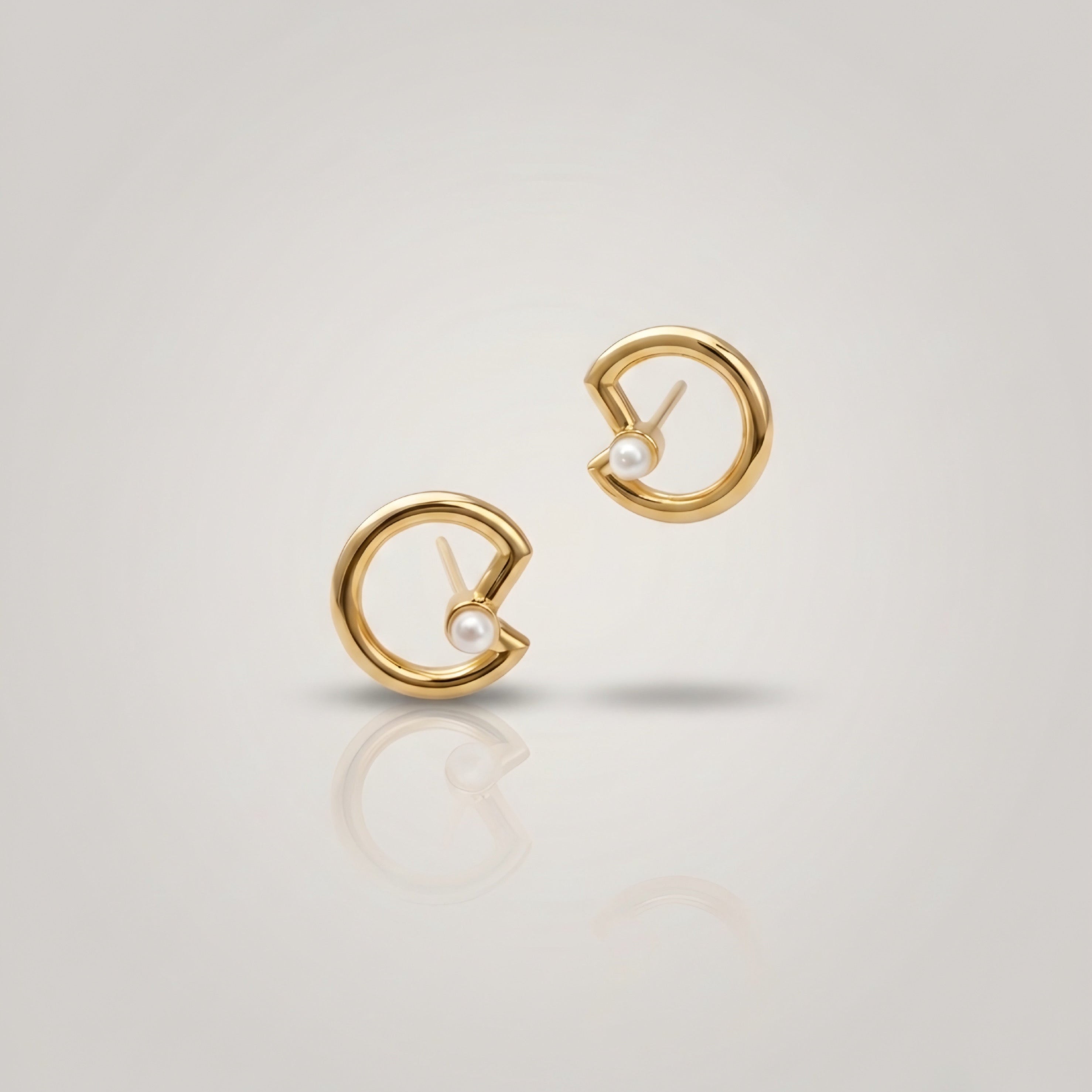 Gold earrings with pearl